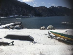 中禅寺湖と雪